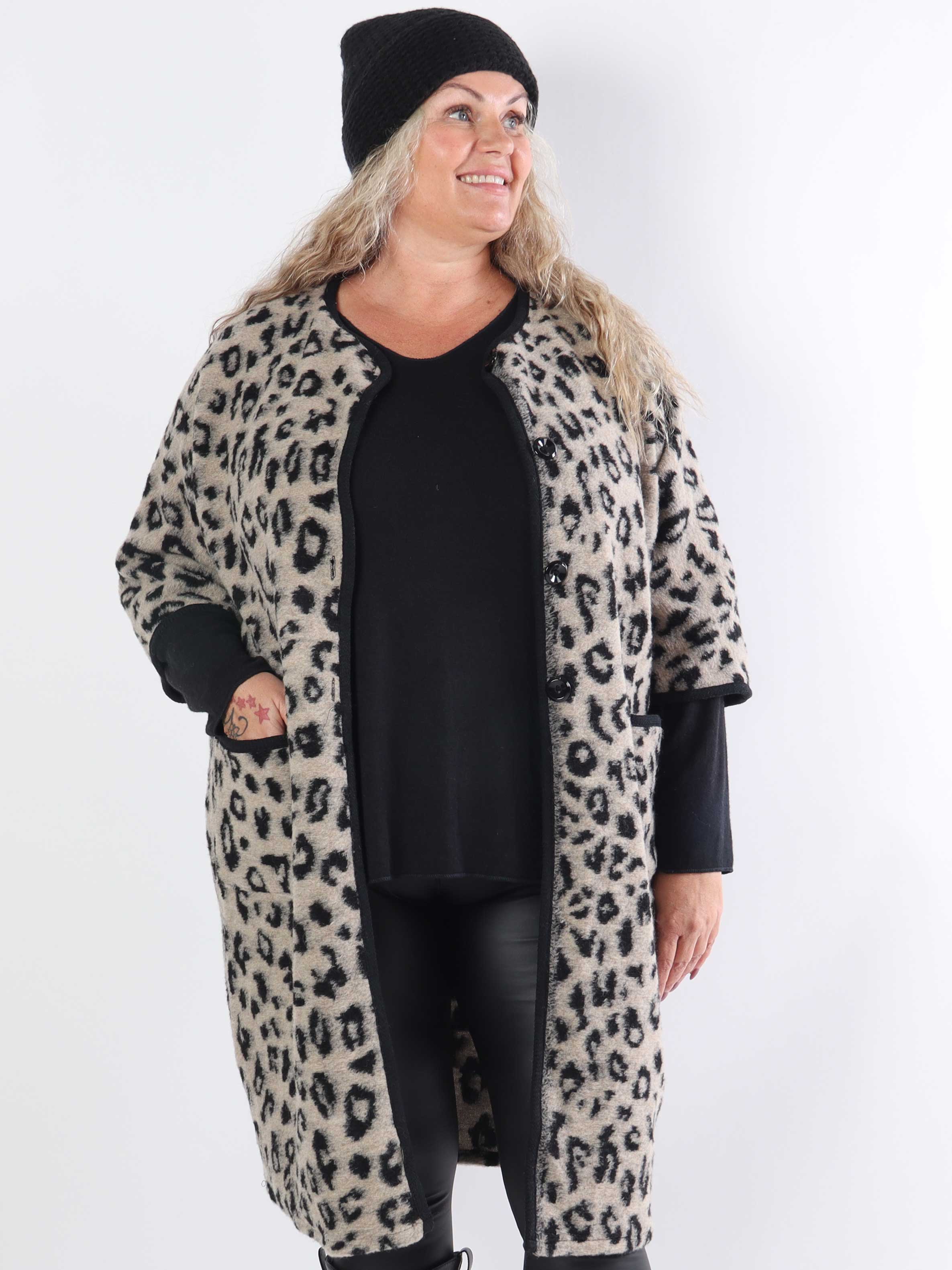 Arianna Leo- Plus size-kappa i leopardmönster med ullfoder